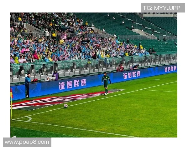 街头偶遇足球明星那一刻与传奇球员亲密接触的惊喜与震撼