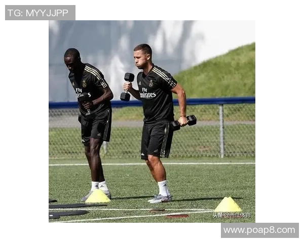 足球球星在夏日赛场外享受西瓜消暑时光 展现休闲一面